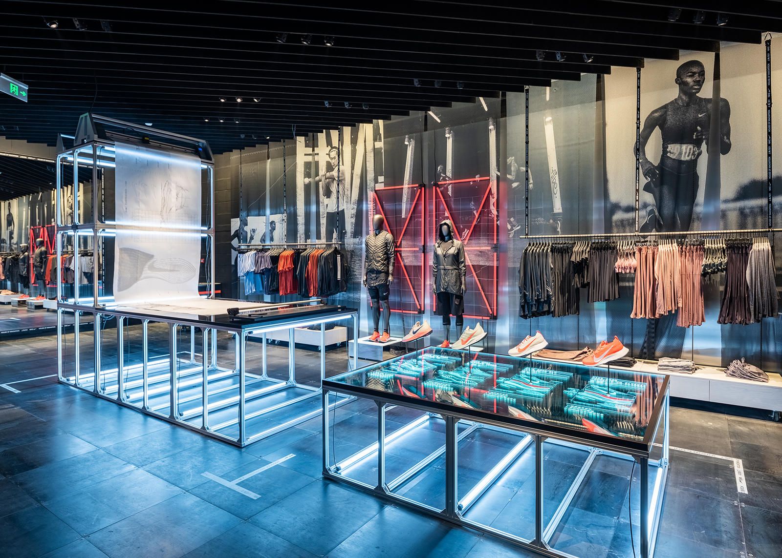 How To Make It With A Flagship Store: Tips & Cases